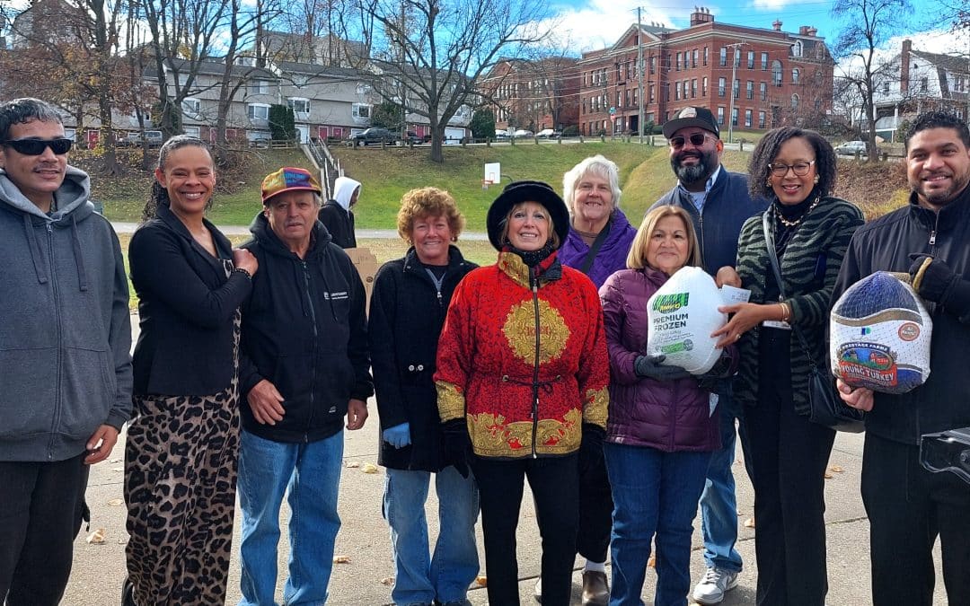 Gomez, volunteers give out 1,000 turkeys